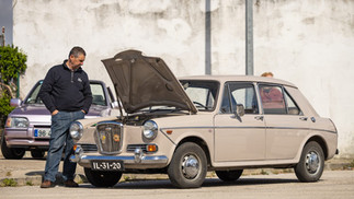 Famílias e entusiastas reunidos junto a automóveis clássicos no parque, celebrando o Dia da Mulher em ambiente festivo
