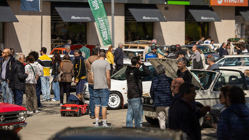 Automóveis clássicos invadem Benfica na Praça do Fonte Nova