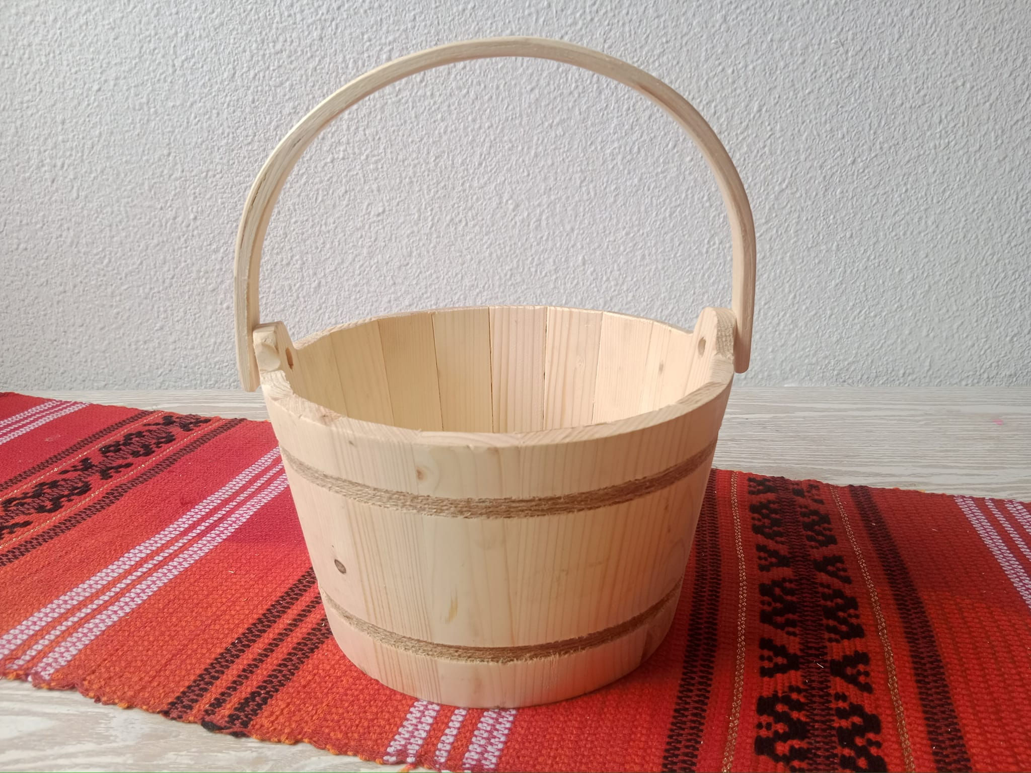 Găleată cu mâner din lemn