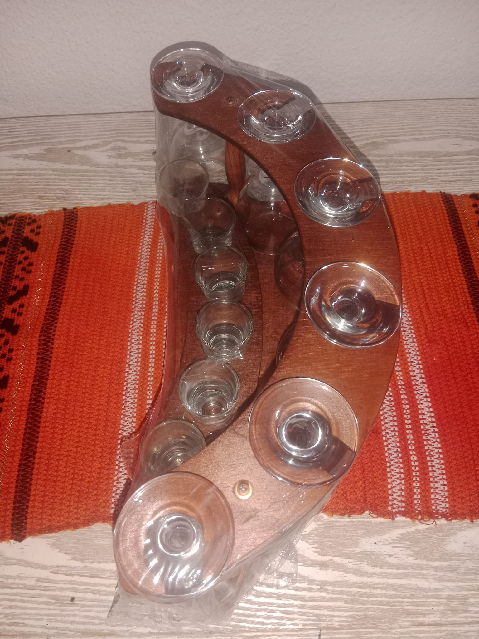 Minibar cu șase pahare