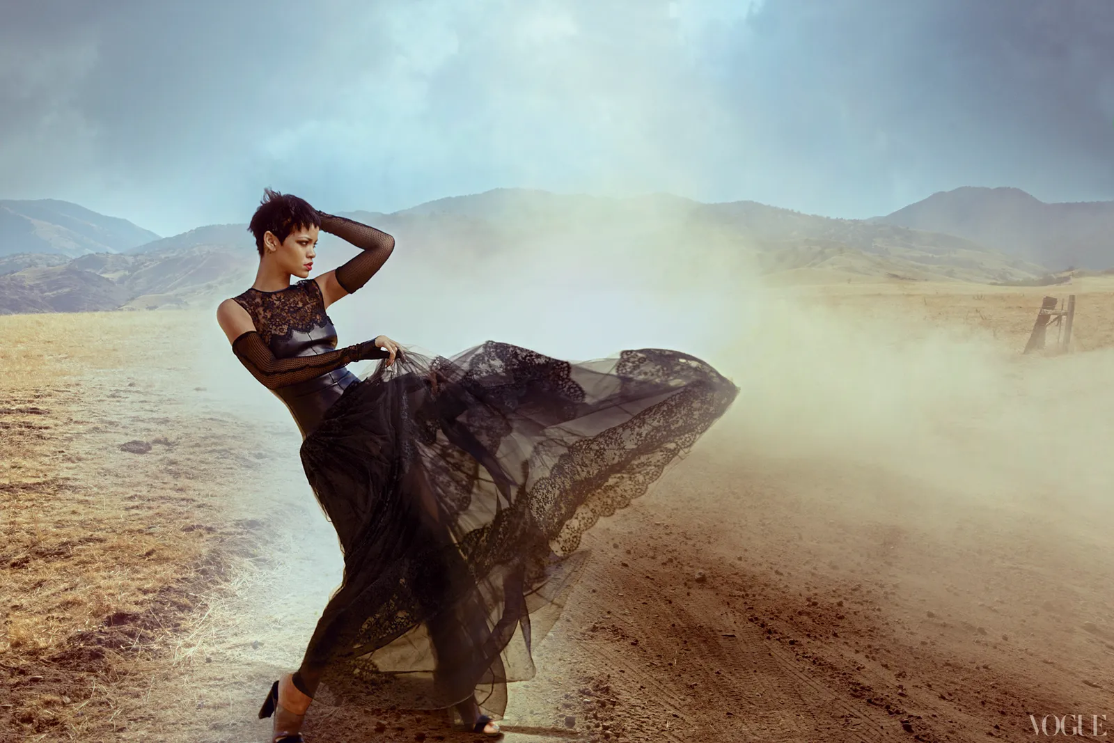 img-magazinerihannacoverstory1_153247181113.webp