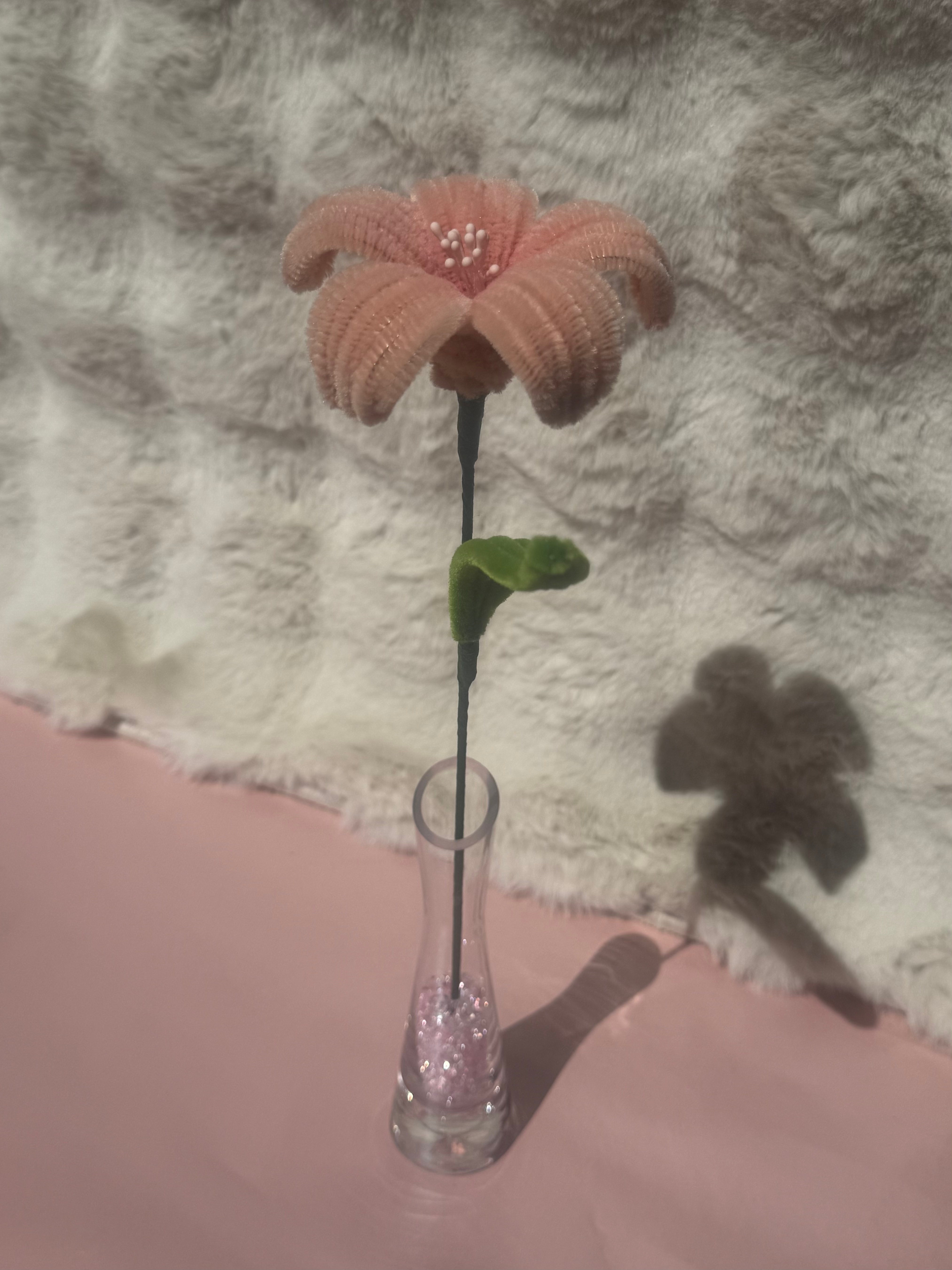 Hibiskus väikeses vaasis
