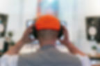 音楽プロデューサーのワークフローには、モニターとヘッドフォンの両方の役割がある