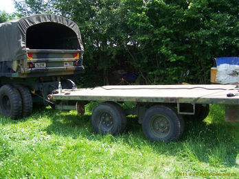 Trailer M1061 auf einer Wiese