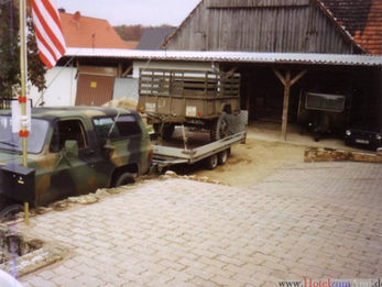 Trailer M105A2 auf einem Hänger vor einer Scheune