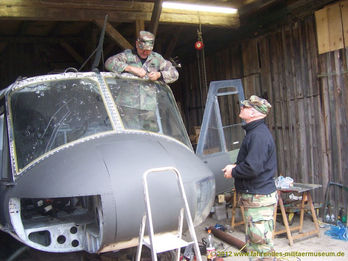 Zwei Menschen bei Bell-UH-1