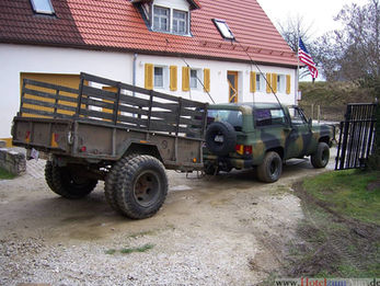 Trailer M105A2 bei Abholung an einem Auto 