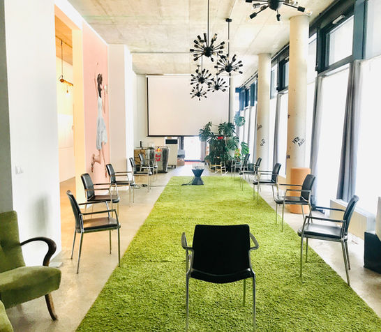 Flexibles Setting mit Stühlen ohne Tische im offenen variablen Bereich des Seminarraumes