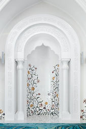 intarsi-floreali-su-bianco-sivec-moschea-di-irek-a-kazan-russia.jfif