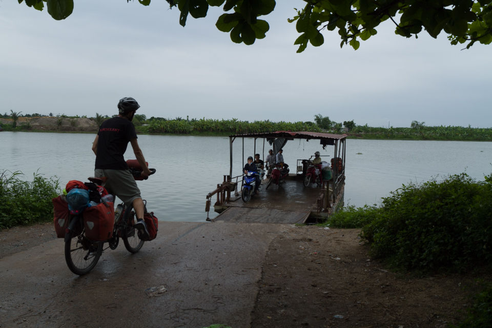 Pas de ponts, que des bateaux