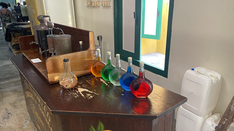 La distillerie de Landhuis Chobolobo à Willemstadt . Vous pouvez y découvrir le processus de production et apprécier le goût tel qu'il est produit depuis 1896.