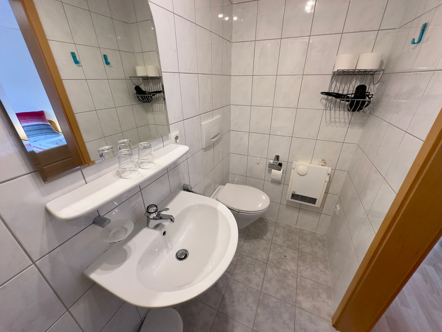 Badezimmer mit Waschbecken und WC