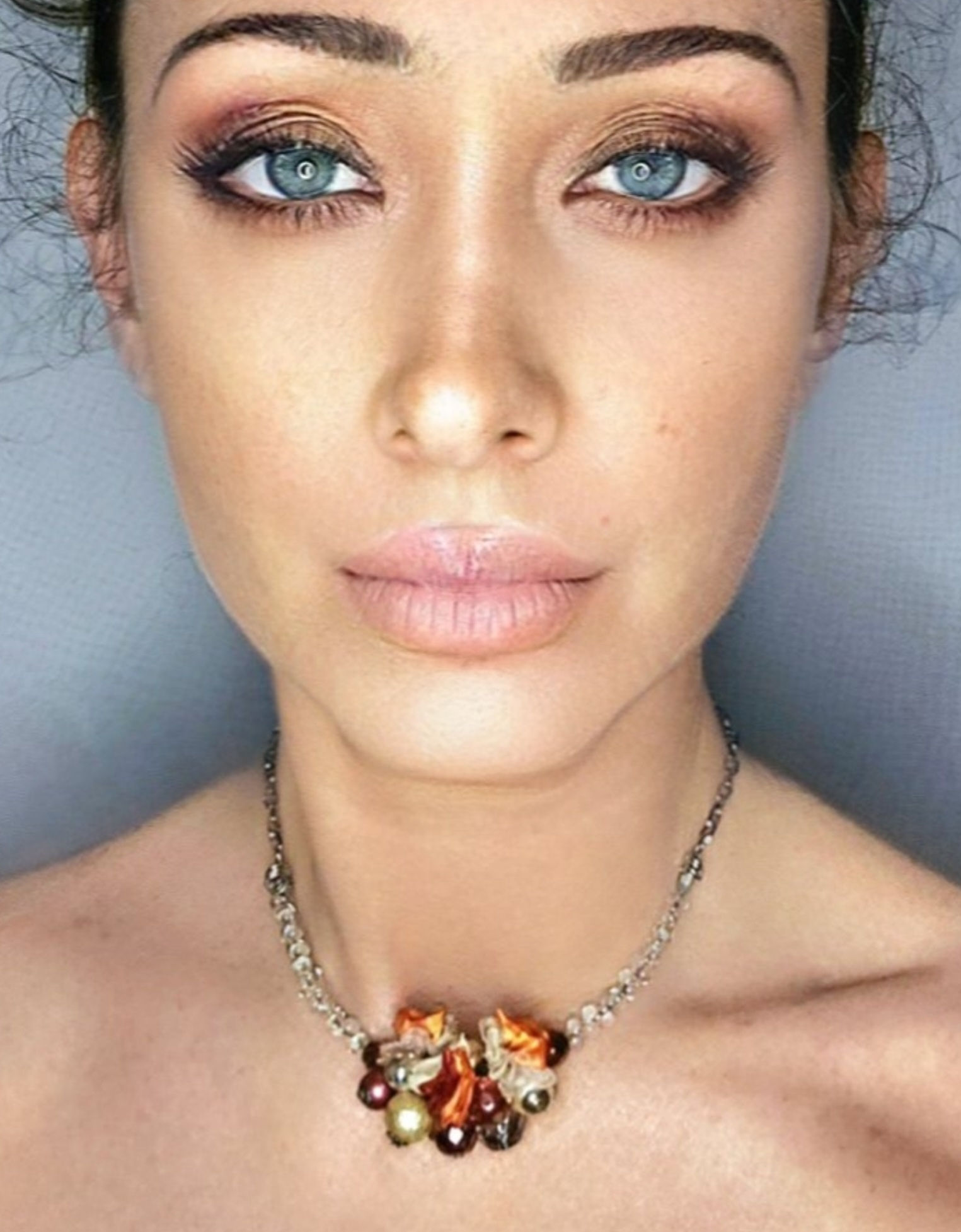 Gargantilha Antonia mini prata com flores laranja e nude