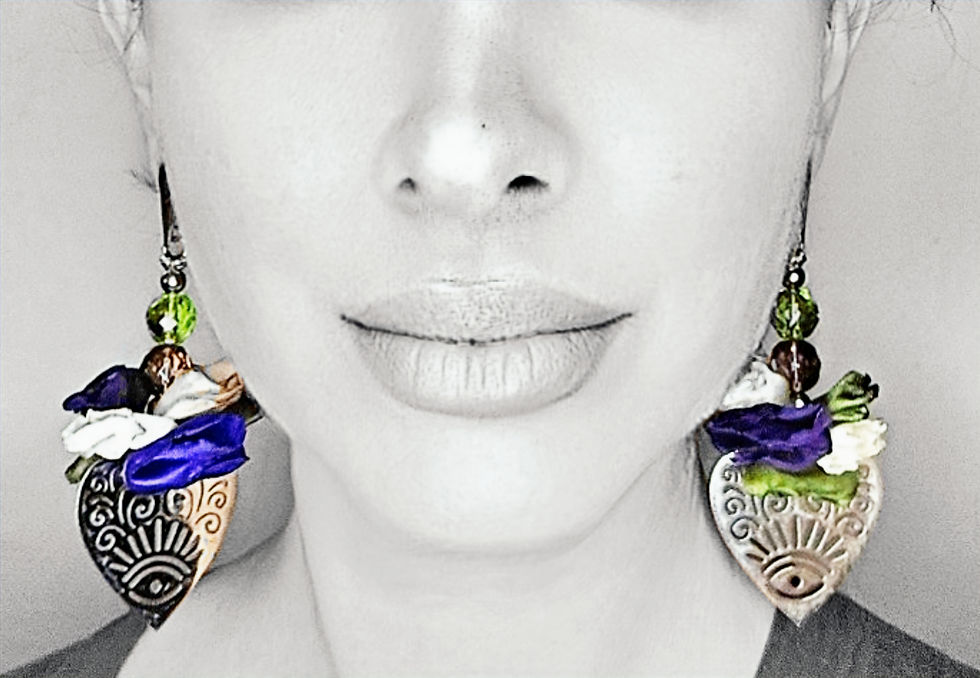 Miniatura: Brincos txiki loreak  roxo, verde e nude, com pingente em inox