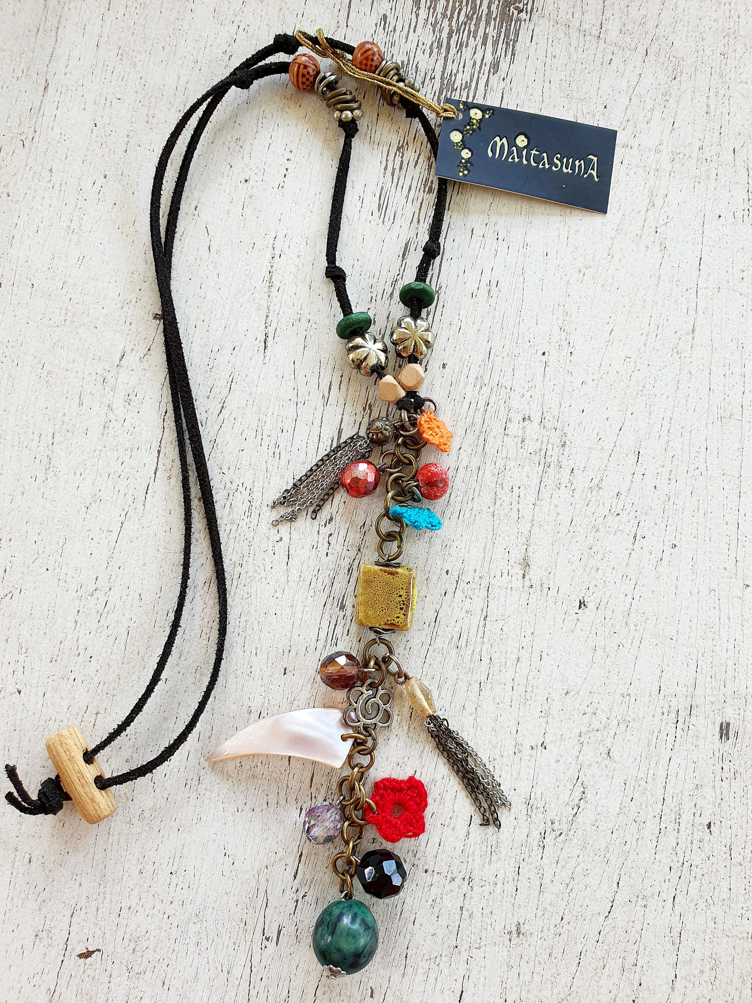 Colar folk chic preto, amarelo e vermelho