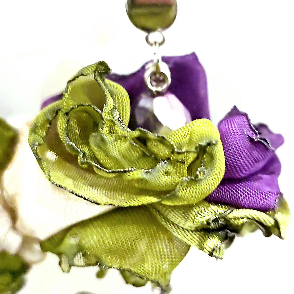 Miniatura: Brincos txiki loreak verde, roxo e cru, com pingente palmeira em inox