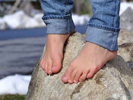 Marcher pieds nus : un plaisir naturel excellent pour la santé