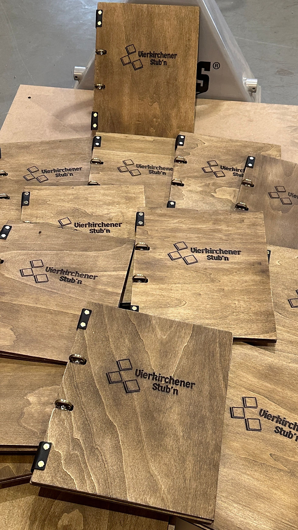 Miniature : Menu en bois personnalisé – classeur à anneaux avec logo | Maderico
