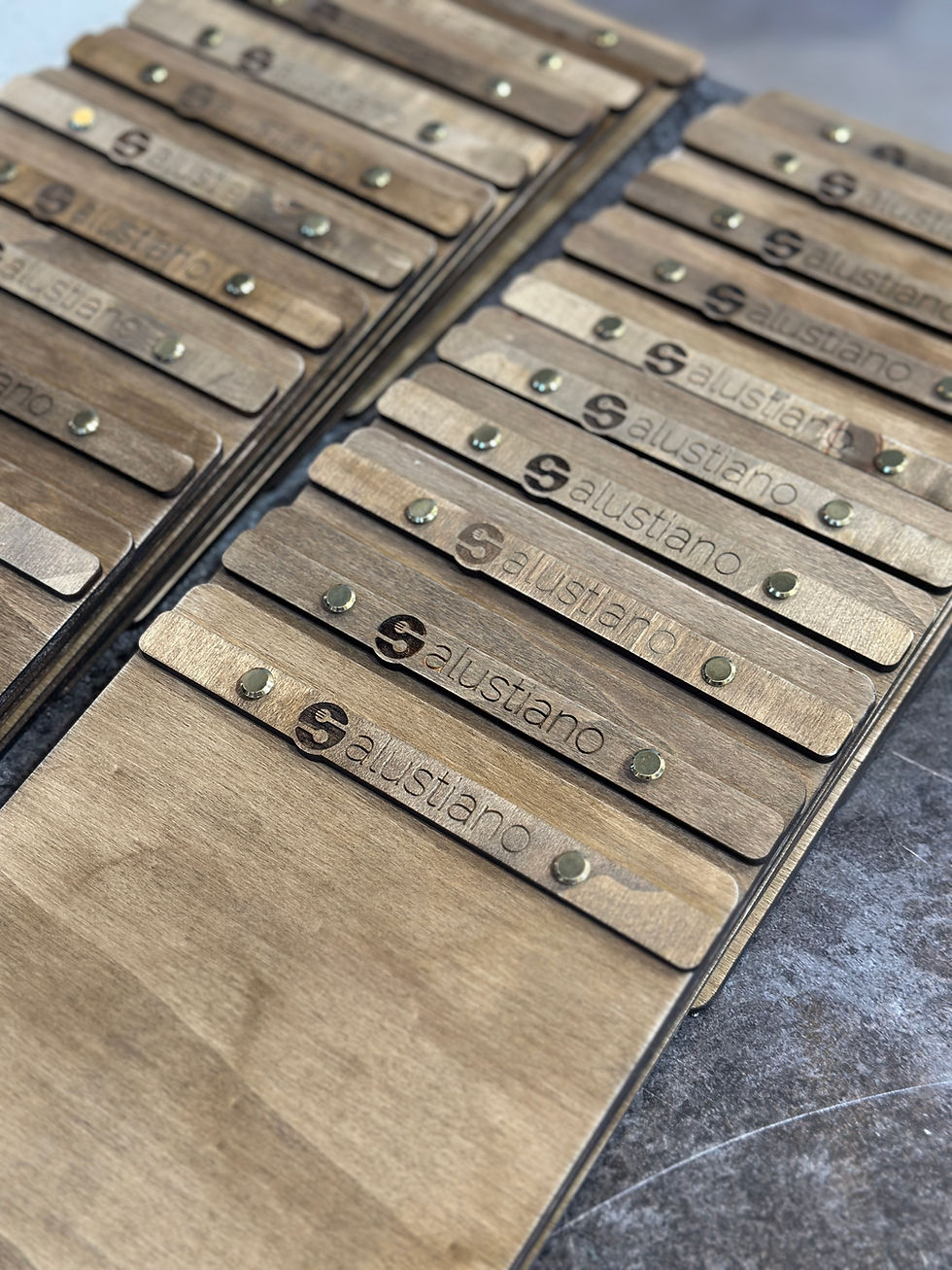 Miniatura: Carpeta de madera con clip y logotipo para presentación de menú