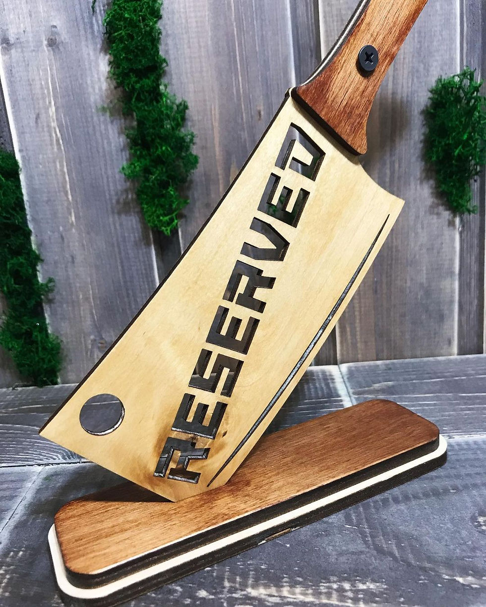 Thumbnail: Decoración original para restaurante – cartel de madera "Reserved"