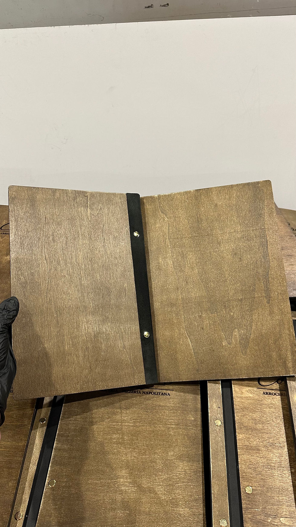 Miniatura: Carta de madera con tornillos – carta elegante con piel | Maderico