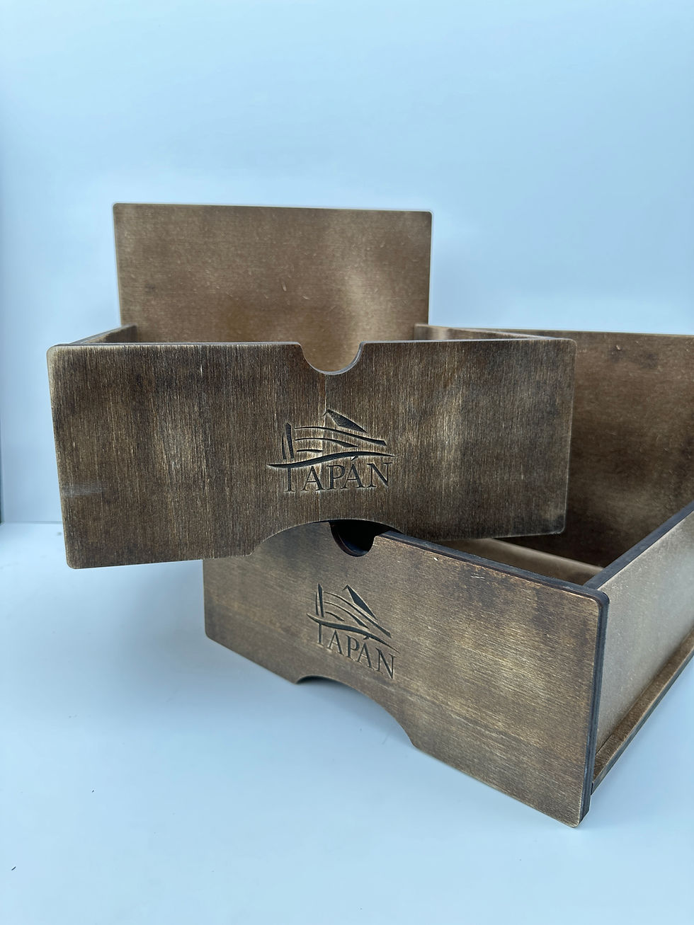 Miniatura: Caja de madera personalizada abierta con logotipo grabado