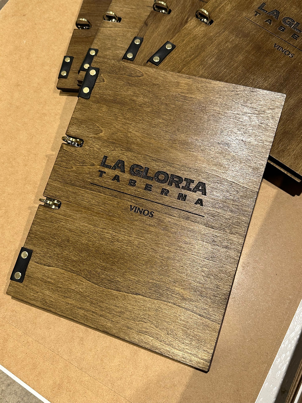 Miniatura: Menú de madera personalizado – carpeta con anillas y logo | Maderico