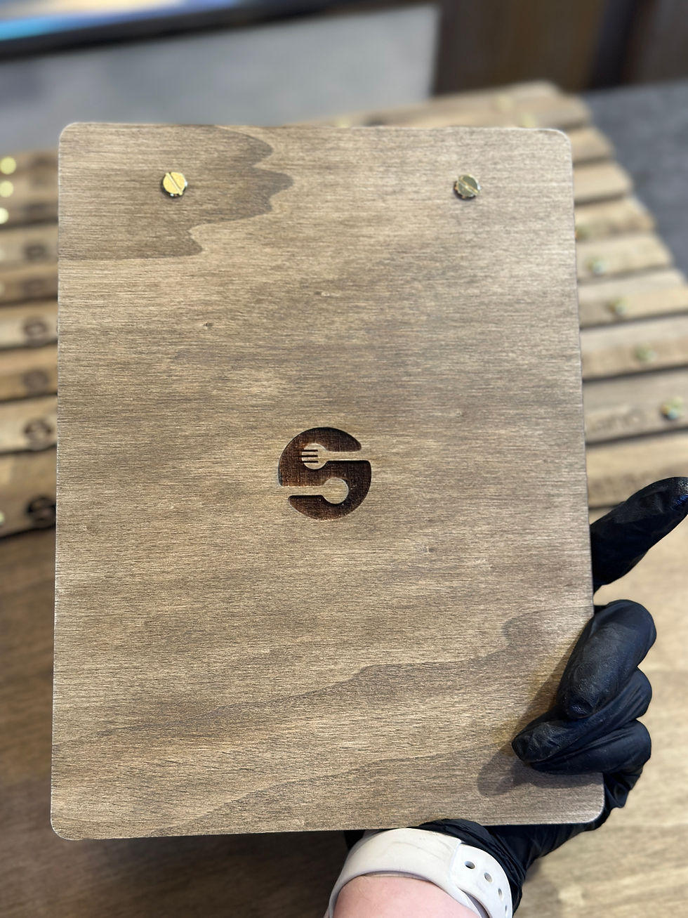 Menú de madera con clip superior grabado y acabado natural