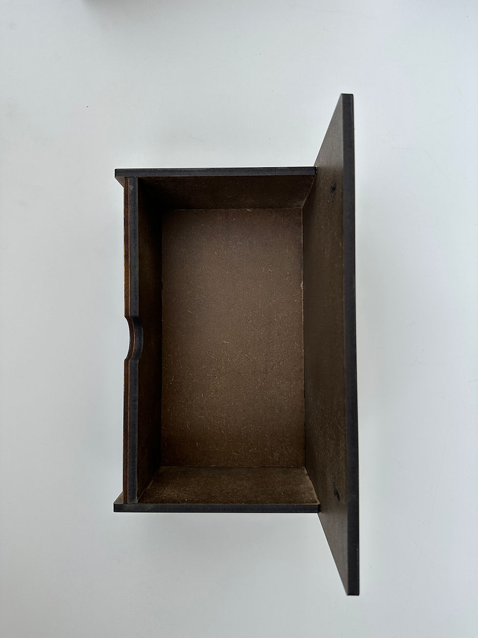 Miniatura: Vista superior de caja de madera abierta personalizada