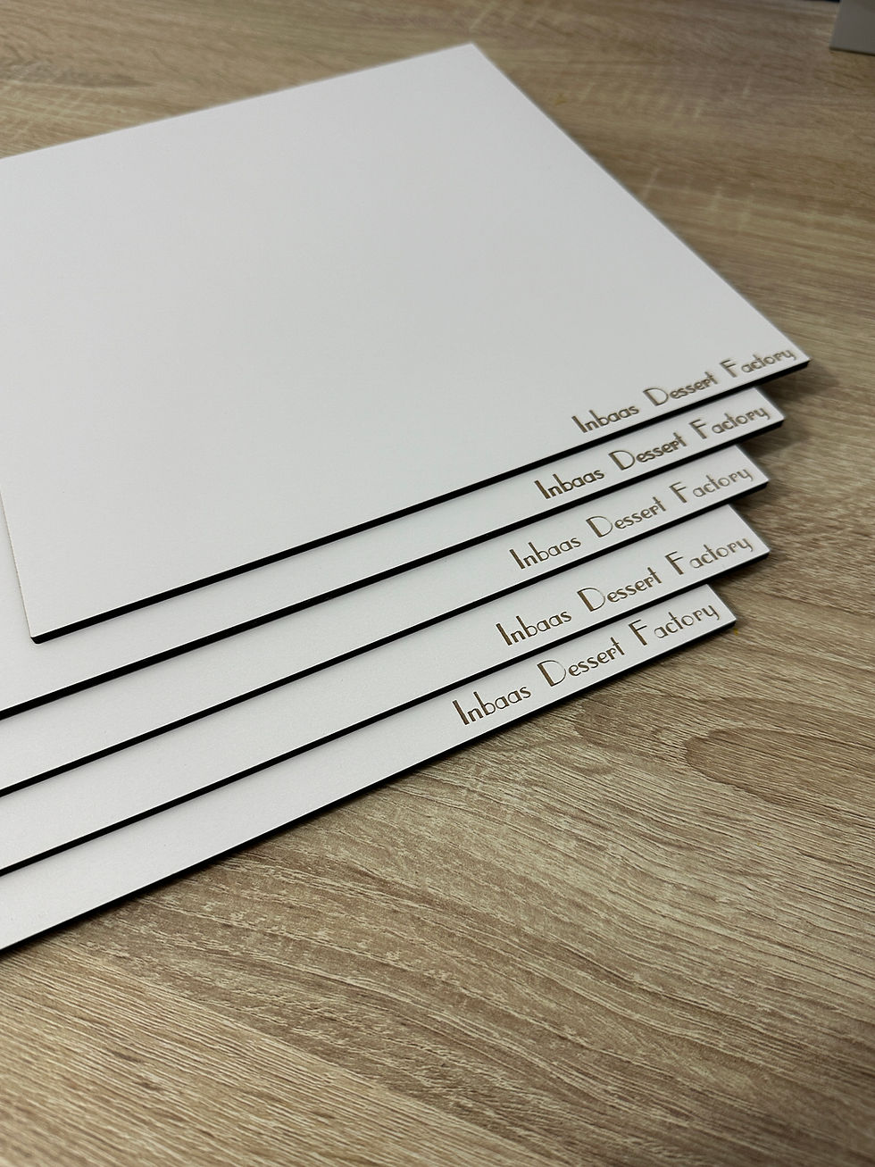 Miniatura: Bases cuadradas personalizadas de madera MDF 3 mm con logotipo grabado – Pack 10 – para tartas y pasteles