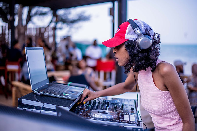 woman-playing-dj-turntable-2880793.jpg