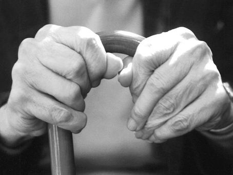 Síntomas tempranos y una breve detección del PARKINSON