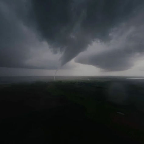 FPV drone flying into an EF5 tornado in Oklahoma