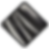 Detalle de tejido técnico reflectante con bandas grises sobre fondo oscuro, mostrando alta visibilidad.