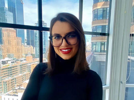Stela Roznovan speaking during a podcast interview about sales success without scripts