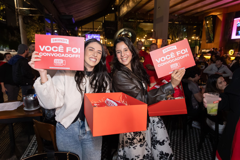 Convocação Smirnoff: Vodka oficial da Copa do Mundo FIFA™ surpreende torcedores em bares de SP e manda Seleçoff para Nova York