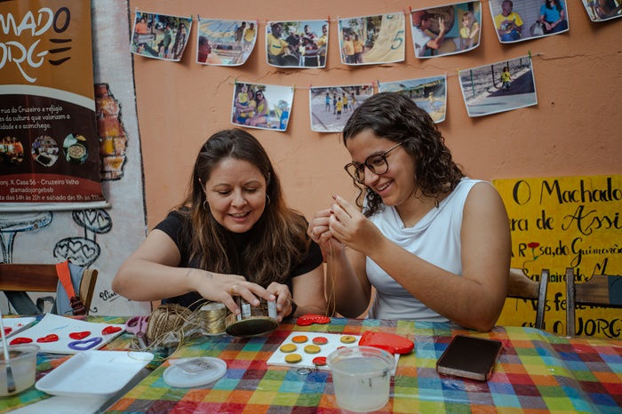 Projeto “Da Minha Avó Para o Seu Neto” leva tradição, afeto e oficinas gratuitas de bordado, cerâmica e pintura ao Cruzeiro