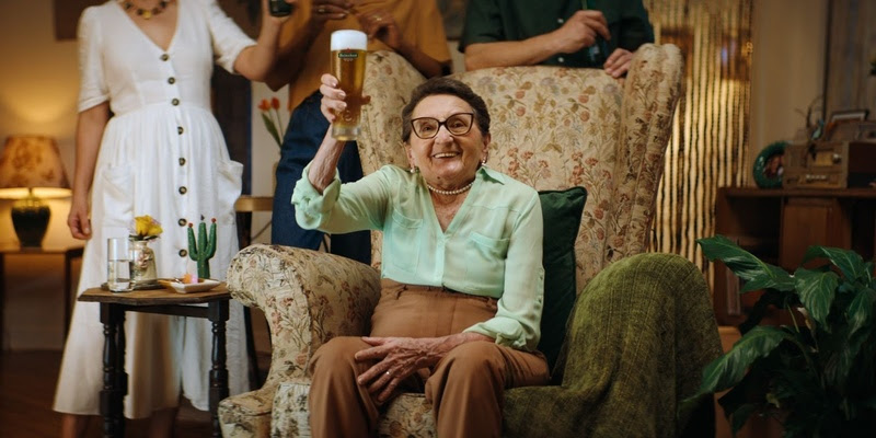 Heineken® recria o brinde icônico de “O Agente Secreto” em parceria com a atriz Tânia Maria