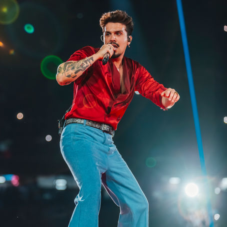 Luan Santana em ‘Registro Histórico: vem aí a parte 1 do próximo DVD, em celebração aos 18 anos de sucesso