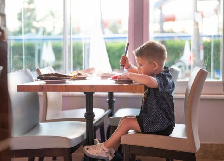 Restaurantes sem crianças: conforto ou exclusão? Tendência "adults only" começa a provocar debate na gastronomia