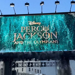 Disney+ instala outdoor com água de verdade em Hollywood para lançar segunda temporada de Percy Jackson