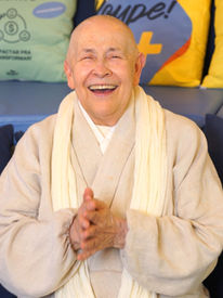 Monja Coen discute se dinheiro traz felicidade