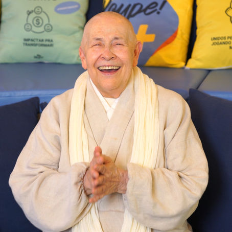 Monja Coen discute se dinheiro traz felicidade