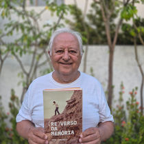 Caio Tibúrcio lança primeiro livro aos 73 anos, com poemas e letras de músicas, em noite regada a música no Clube do Choro, no dia 19 de janeiro