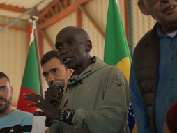 Em Porto Alegre para correr a maratona NB 42K, Eliud Kipchoge visita projeto social no bairro Bom Jesus