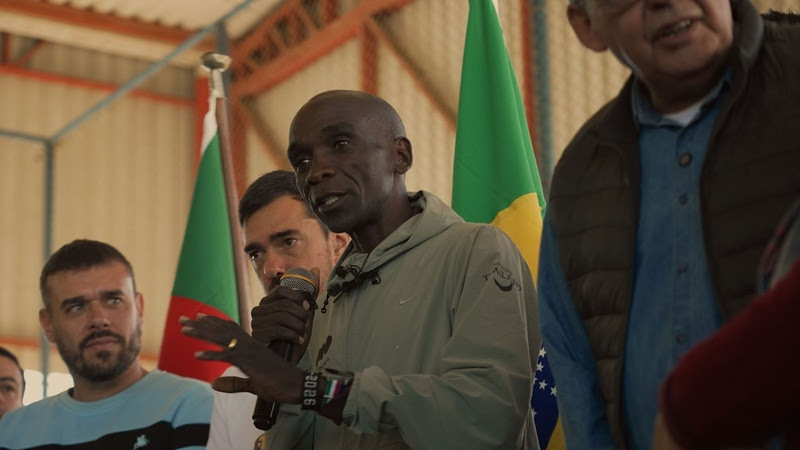 Em Porto Alegre para correr a maratona NB 42K, Eliud Kipchoge visita projeto social no bairro Bom Jesus