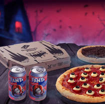 Halloween na Domino’s: pizzaria lança combo temático exclusivo e ativações em parceria com Fanta