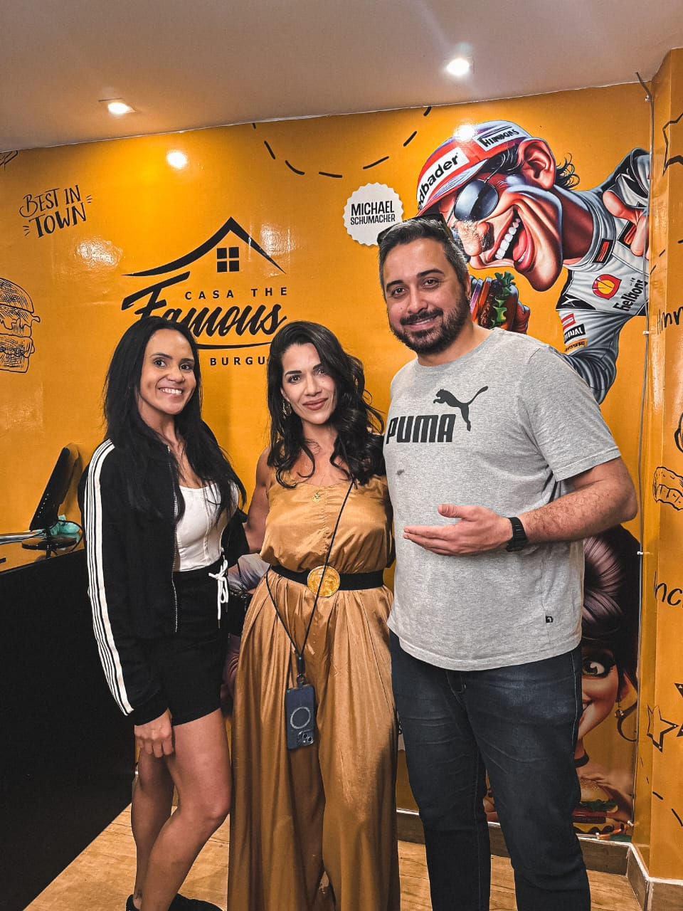 Casa The Famous recebe jornalistas e clientes para noite de hamburgada no DF
