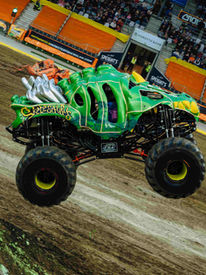 Hot Wheels Monster Trucks Live™ chega ao Brasil pela primeira vez com o novo caminhão: Rhinomite