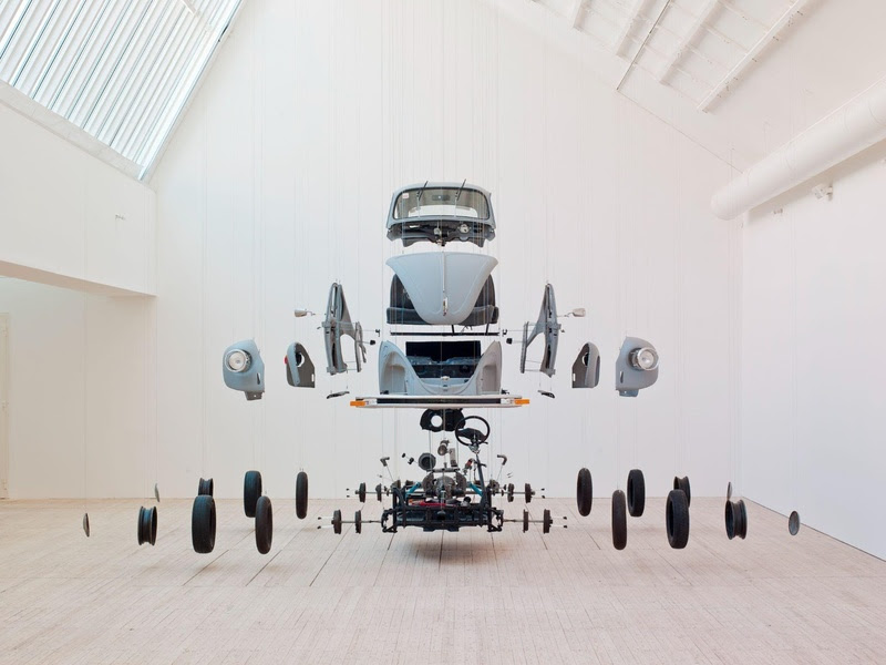 MASP apresenta mostra panorâmica de Damián Ortega com instalações suspensas e monumentais